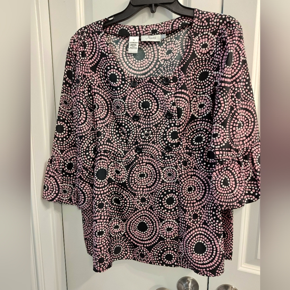 Sweet Pink/Black/White Blouse w/3/4 sleeves & Black buttons, Size Med, by Naomi.